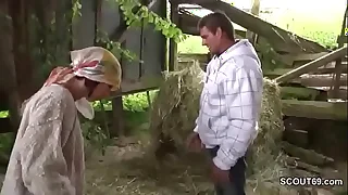 Mini vom Bauernhof bekommt ihren ersten Fick vom Stief-Dad